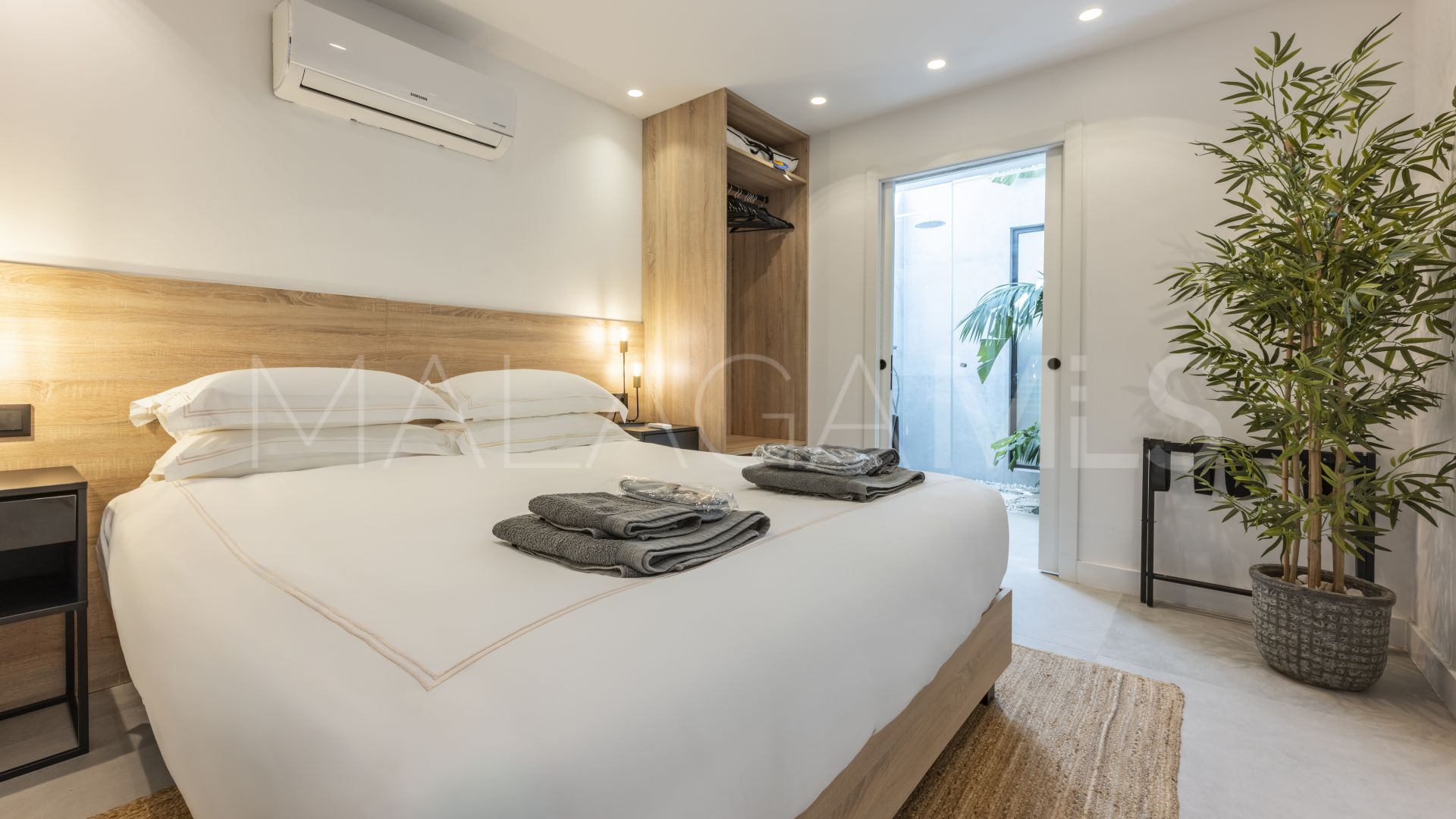 Buy villa de 5 bedrooms in Cortijo Blanco