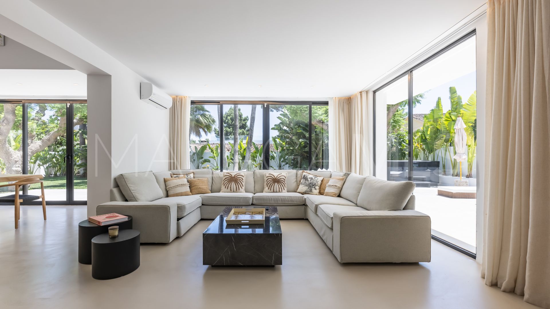 Buy villa de 5 bedrooms in Cortijo Blanco