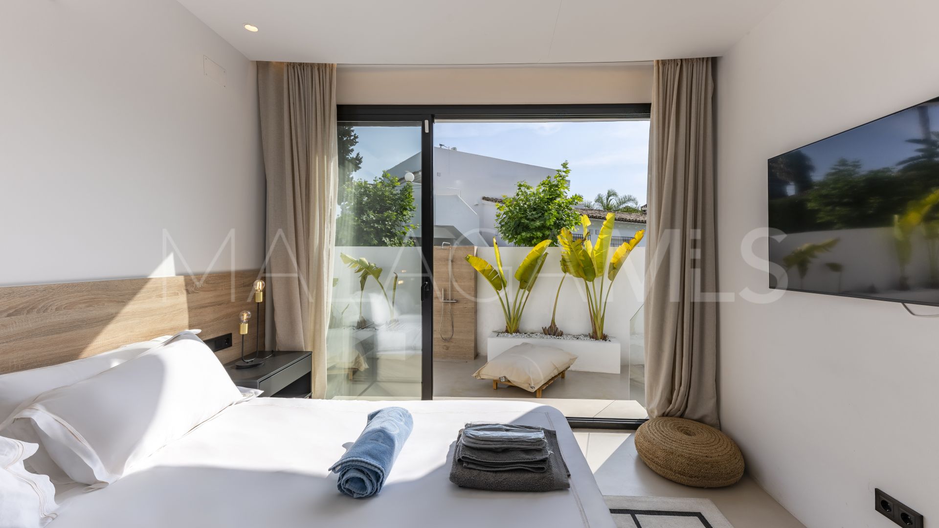 Buy villa de 5 bedrooms in Cortijo Blanco