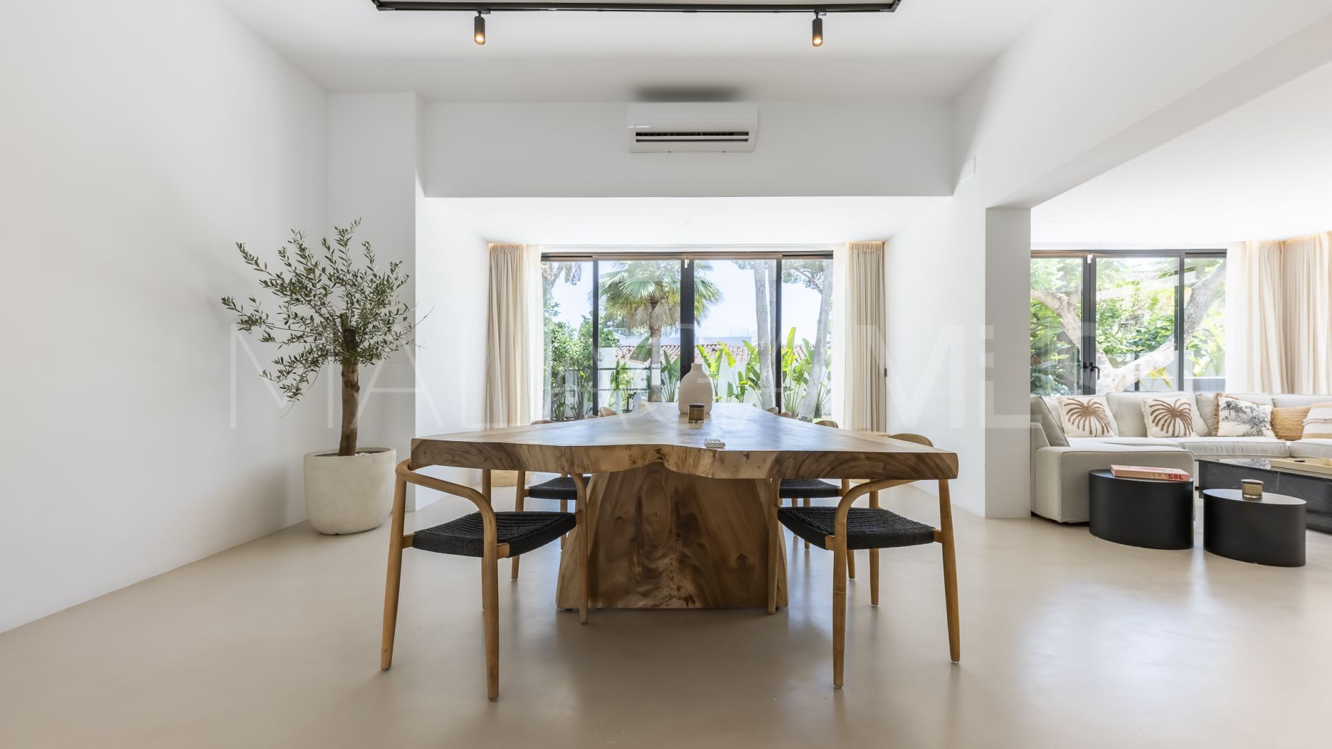 Buy villa de 5 bedrooms in Cortijo Blanco