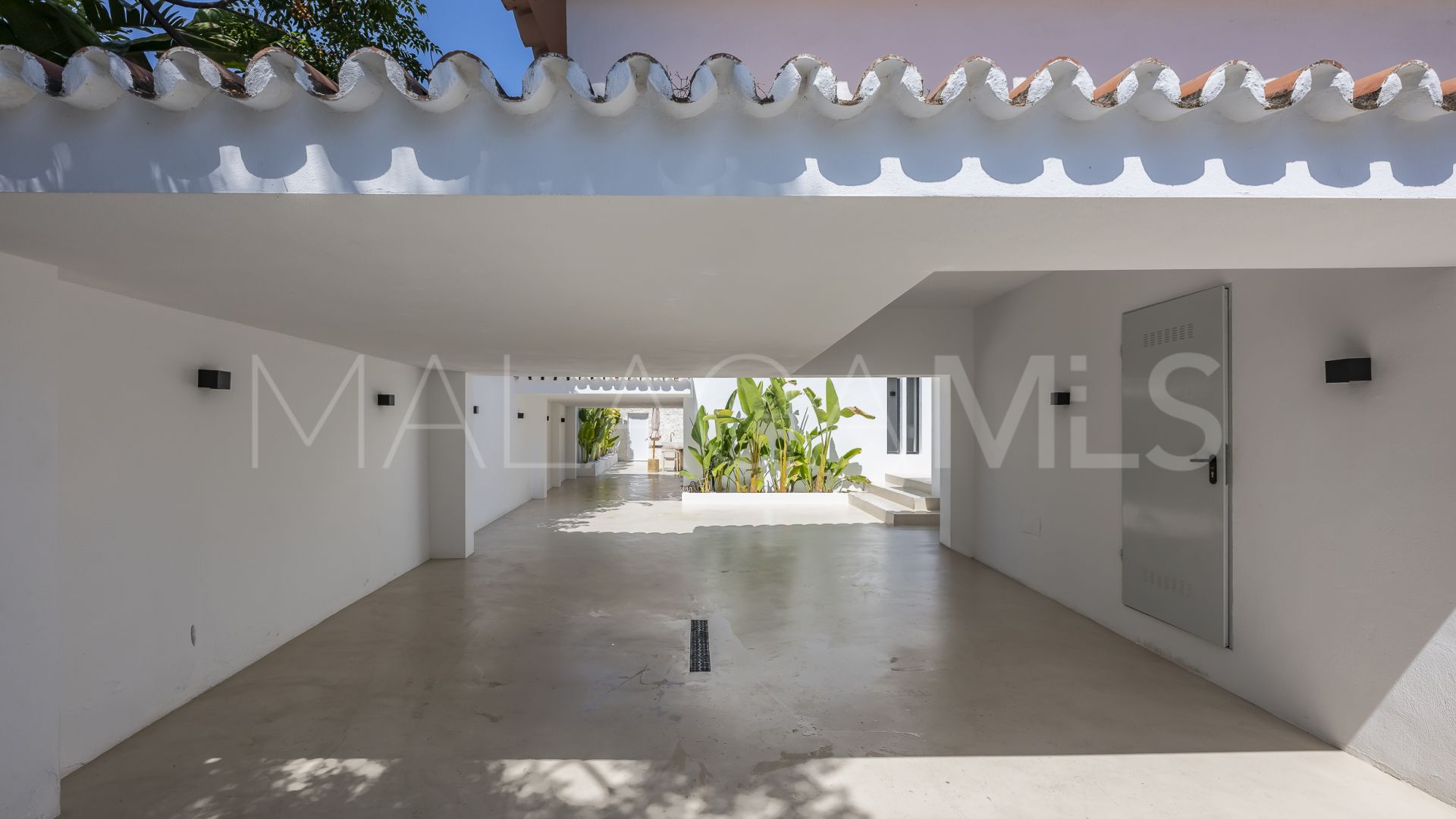 Buy villa de 5 bedrooms in Cortijo Blanco