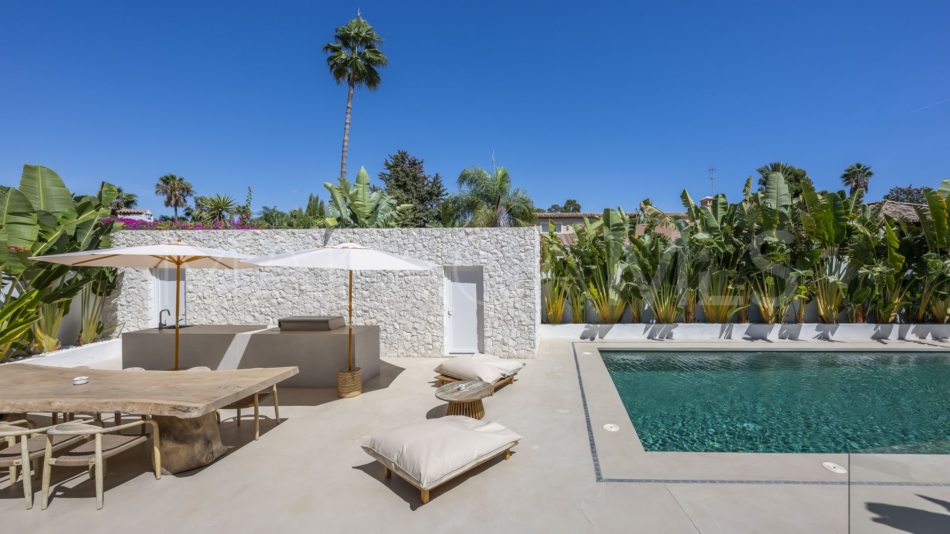 Buy villa de 5 bedrooms in Cortijo Blanco