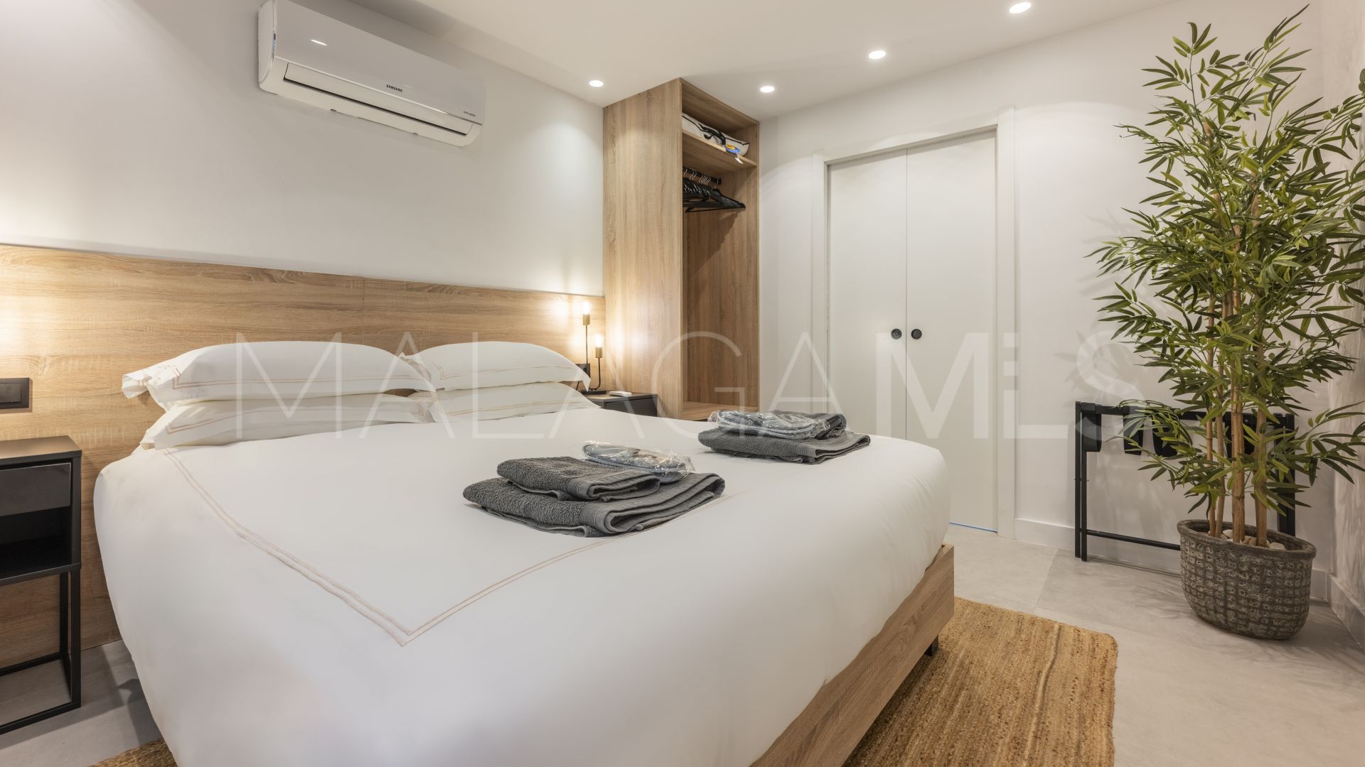 Buy villa de 5 bedrooms in Cortijo Blanco