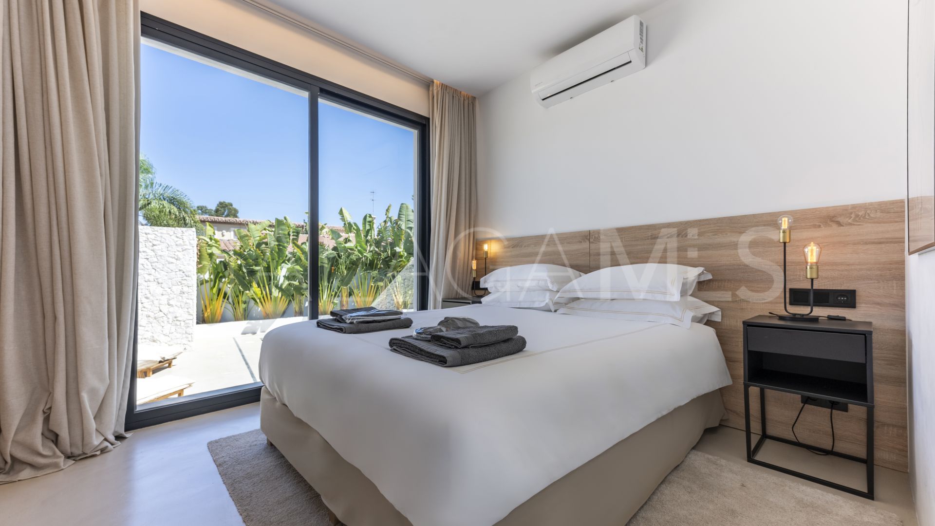 Buy villa de 5 bedrooms in Cortijo Blanco