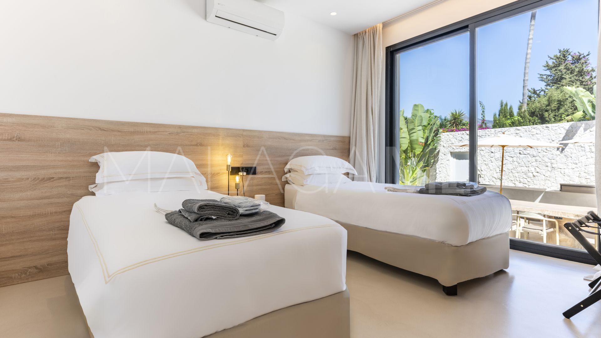 Buy villa de 5 bedrooms in Cortijo Blanco