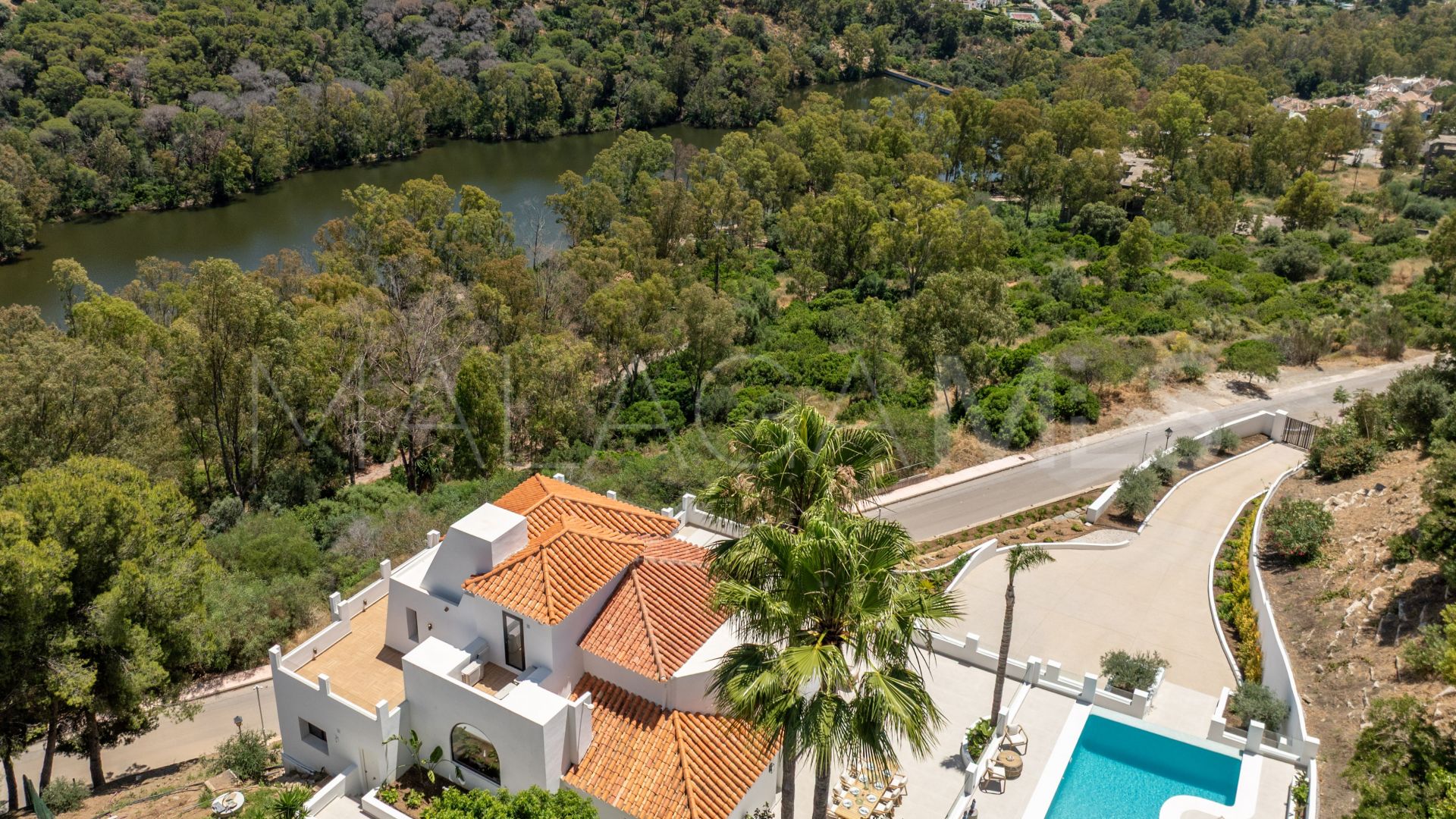 Villa for sale in Las Lomas de Nueva Andalucia