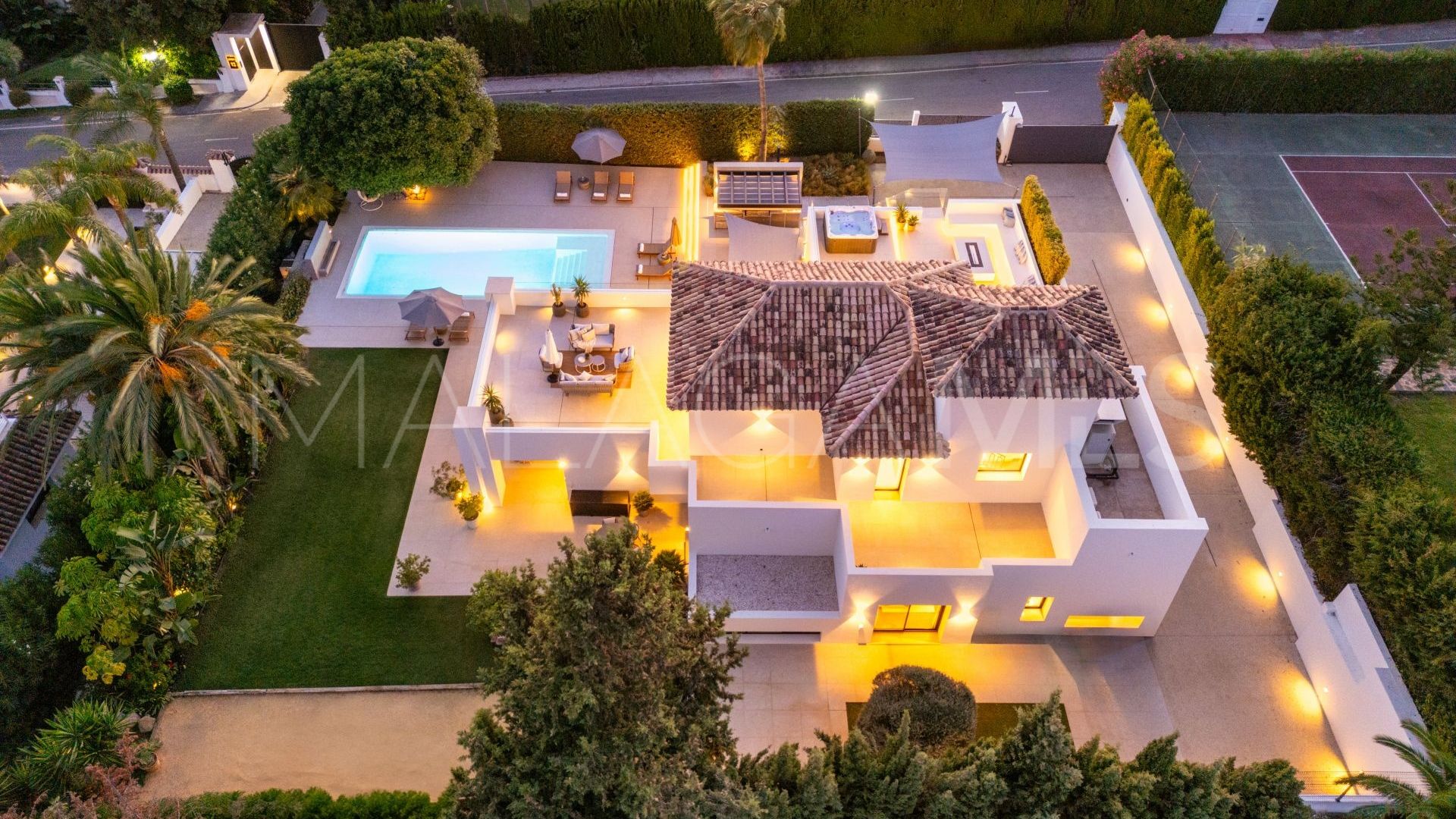 Villa for sale in Nueva Andalucia