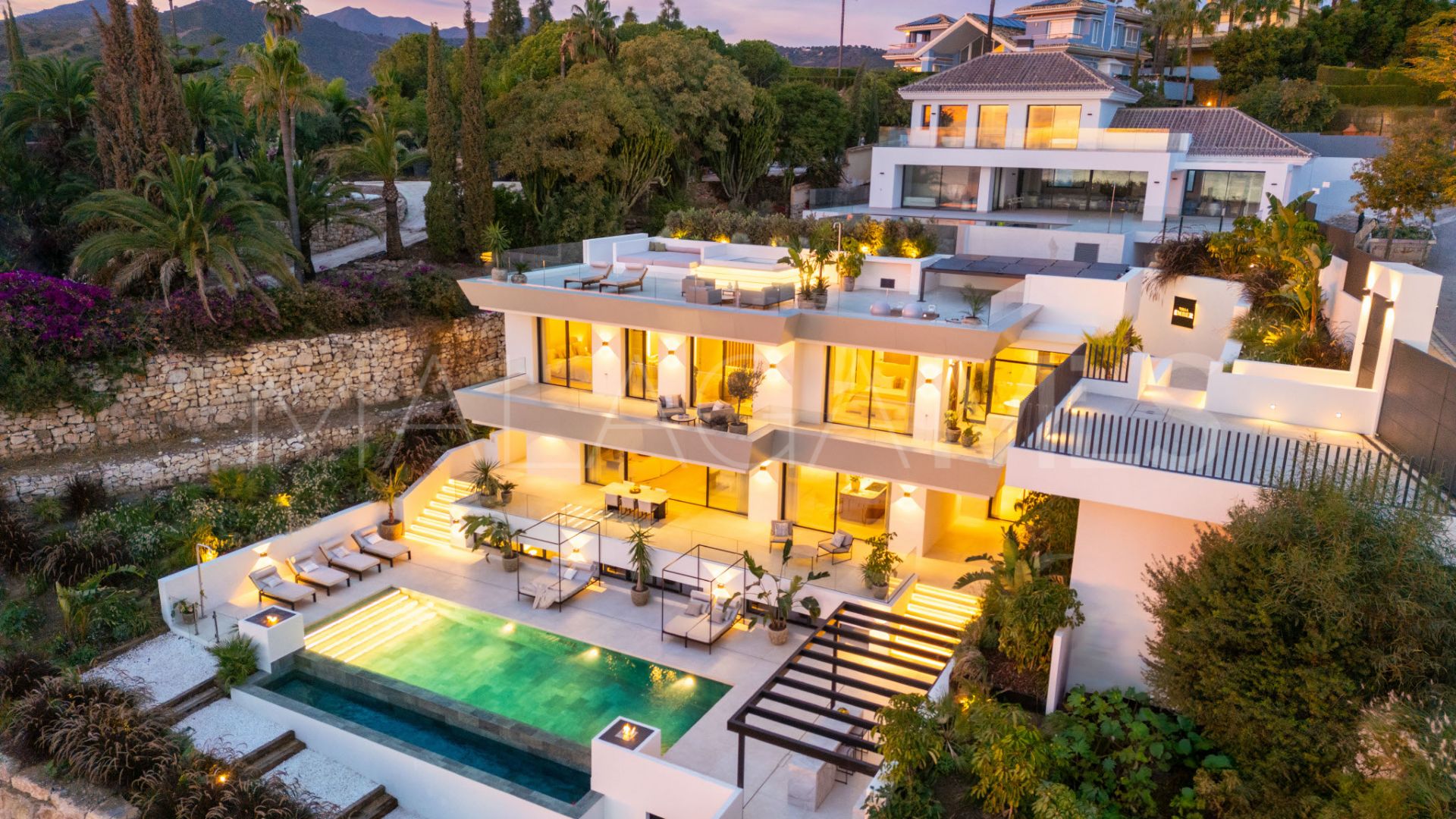 Se vende villa with 5 bedrooms in Elviria