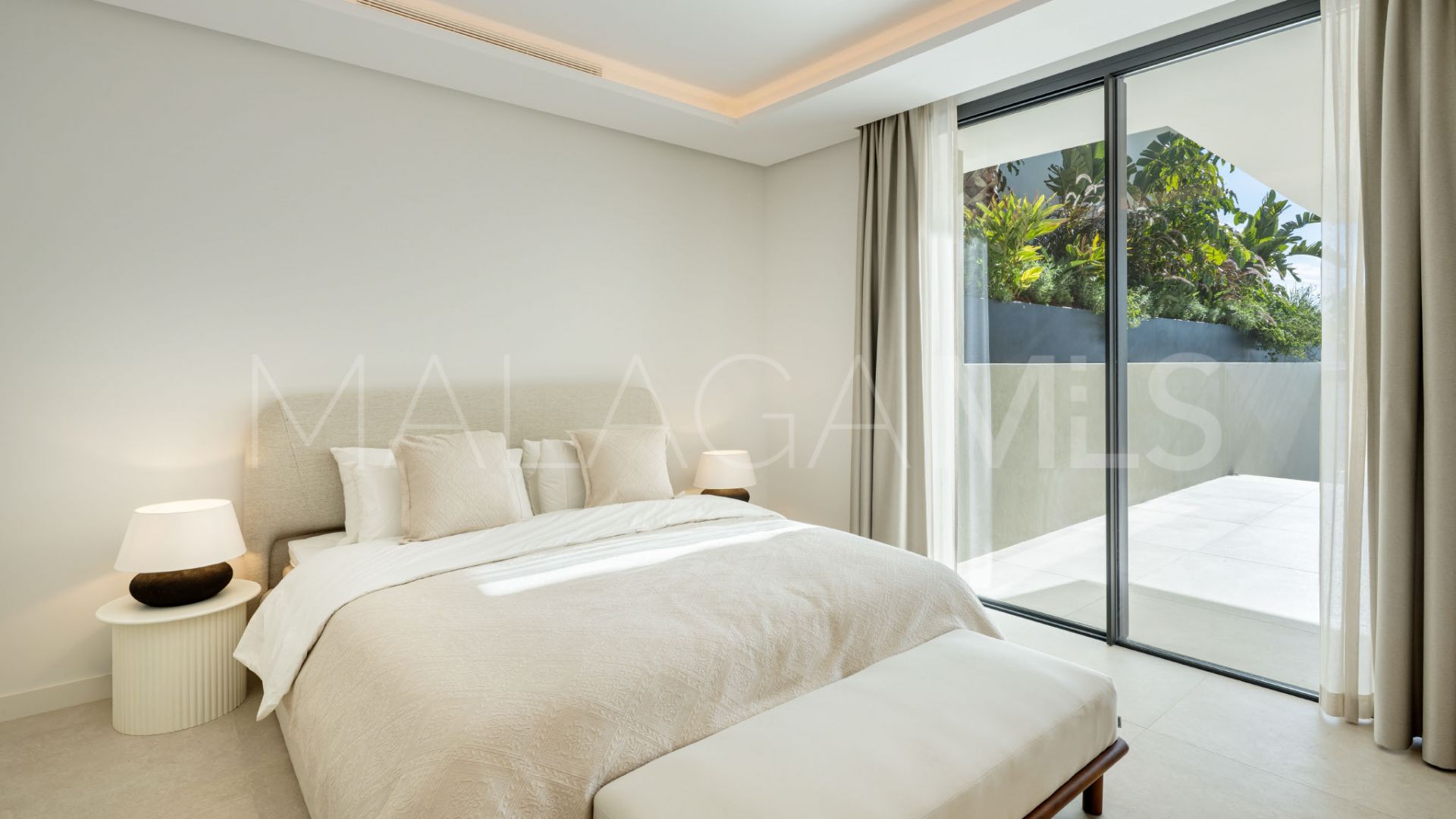 Se vende villa with 5 bedrooms in Elviria