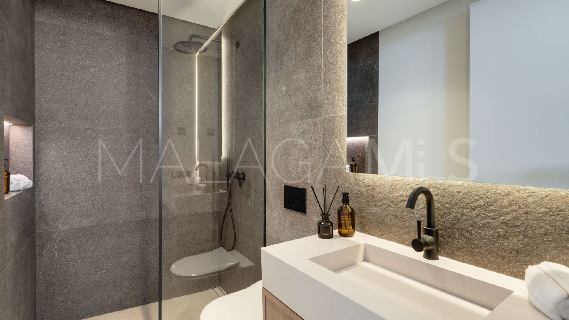 Se vende villa with 5 bedrooms in Elviria