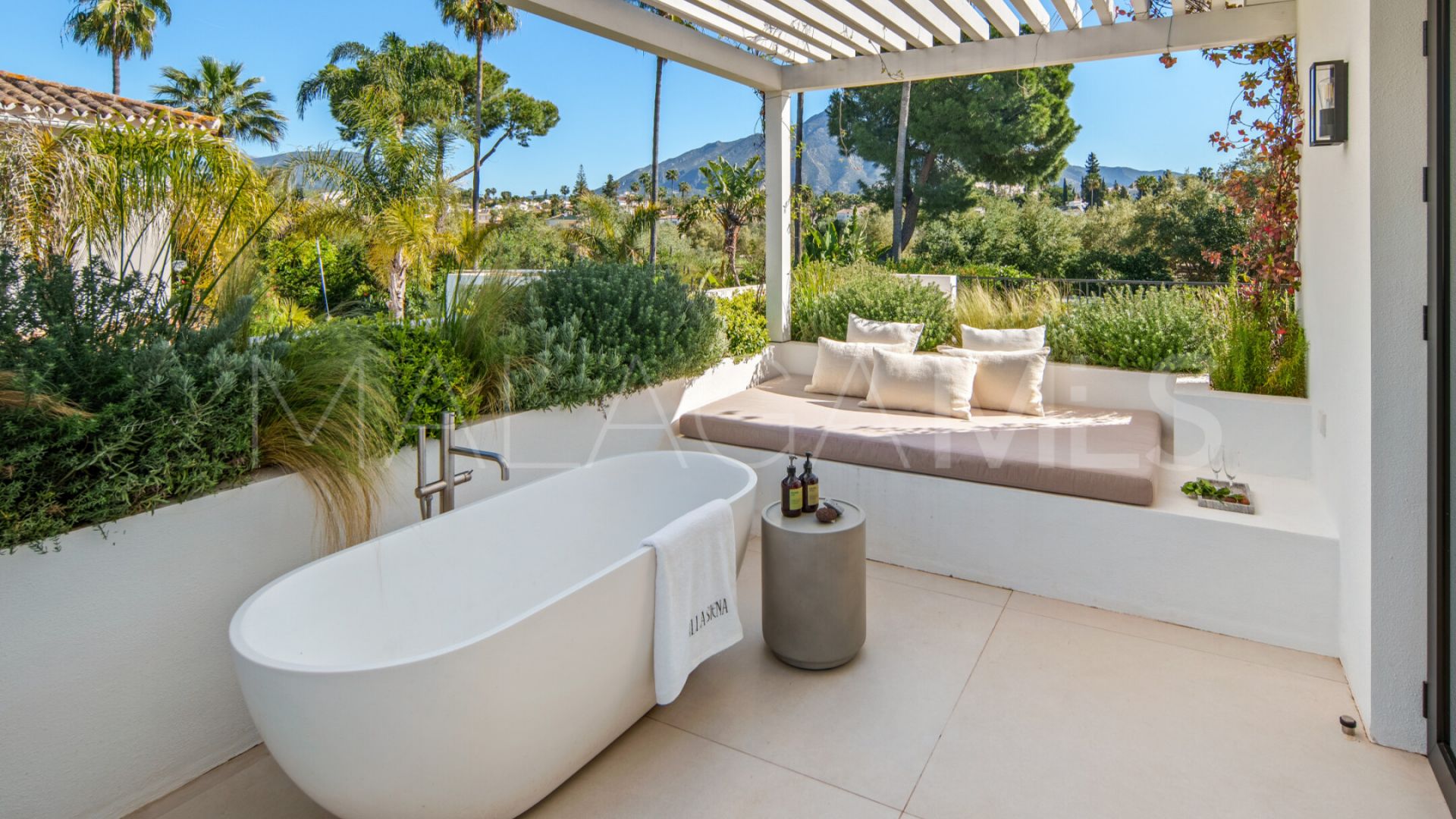 Villa for sale in Nueva Andalucia