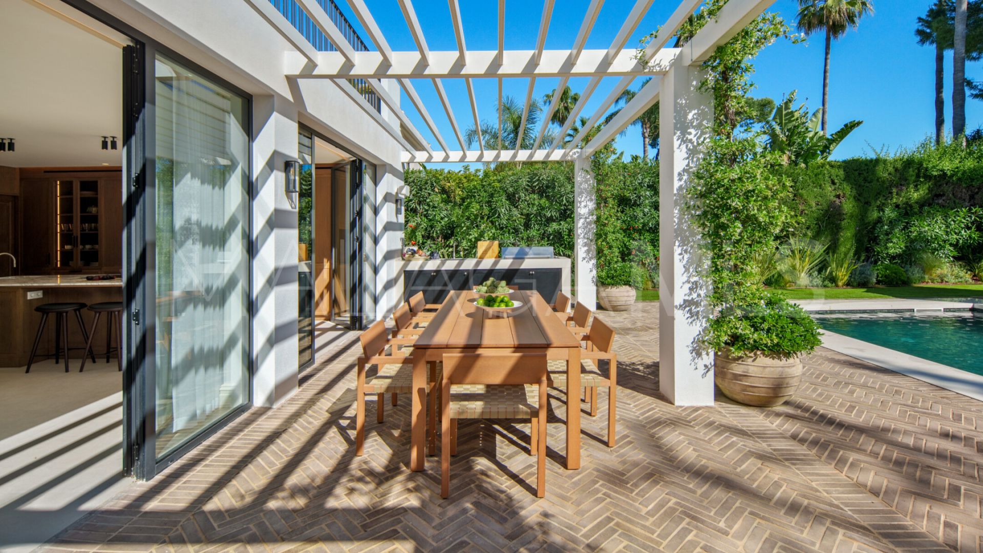 Villa for sale in Nueva Andalucia