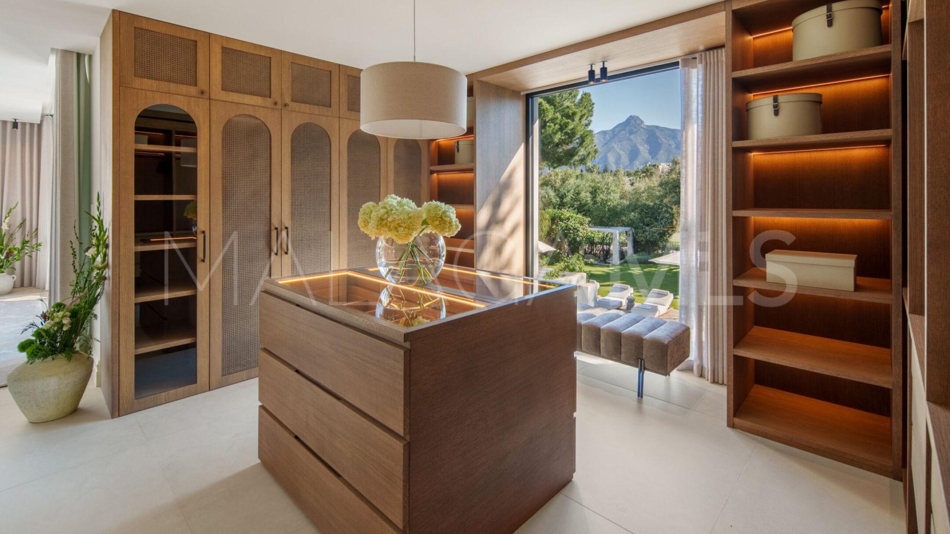 Villa for sale in Nueva Andalucia