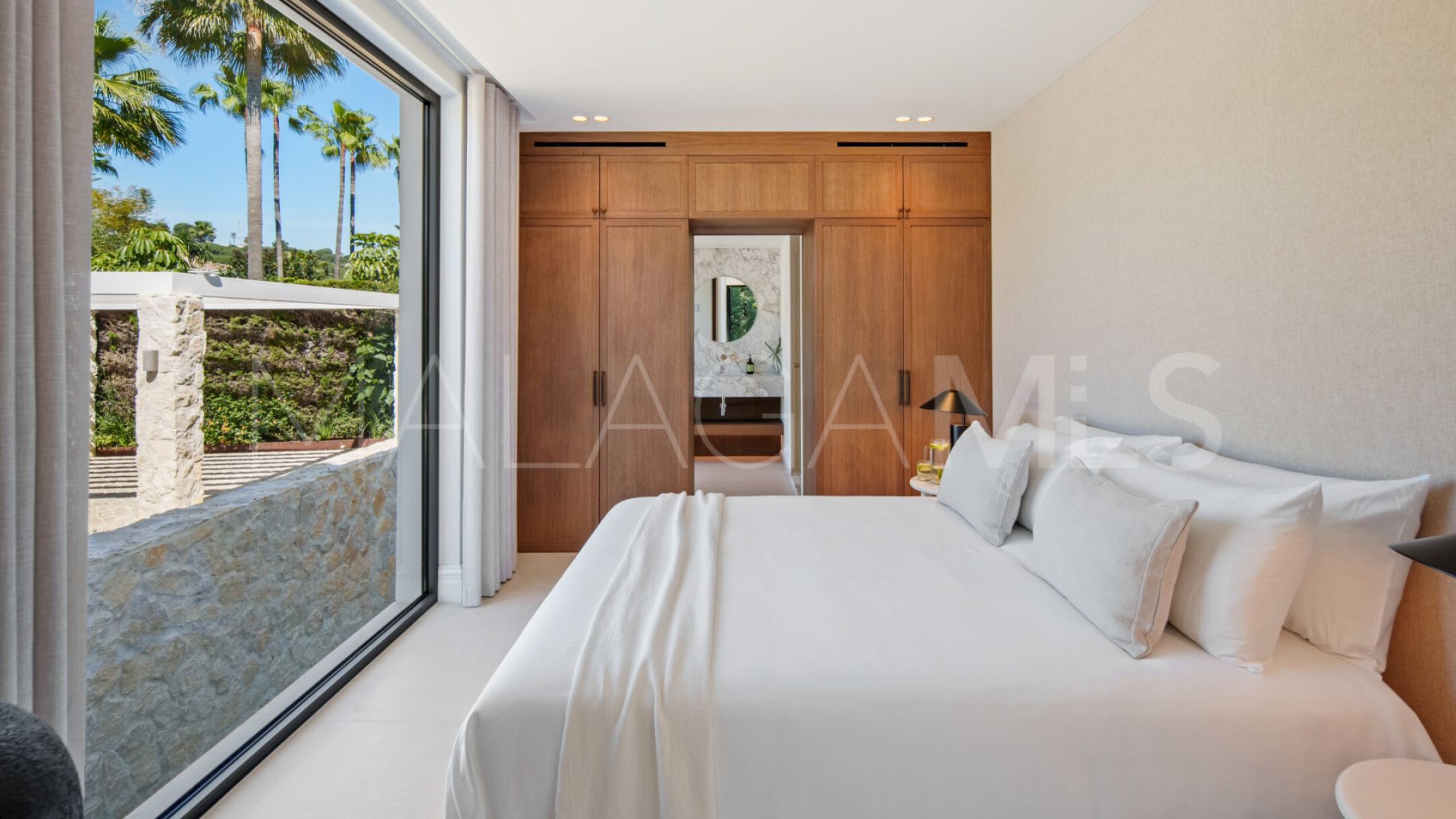 Villa for sale in Nueva Andalucia