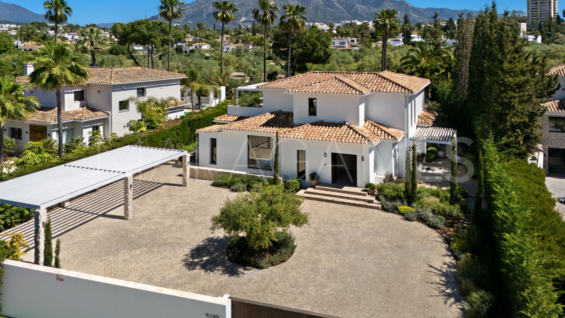 Villa for sale in Nueva Andalucia