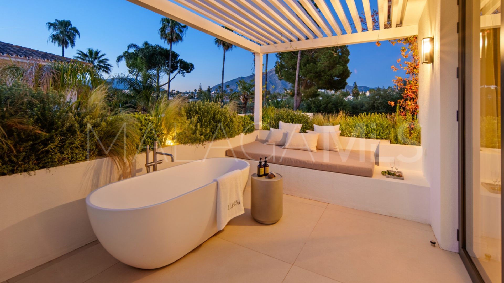 Villa for sale in Nueva Andalucia