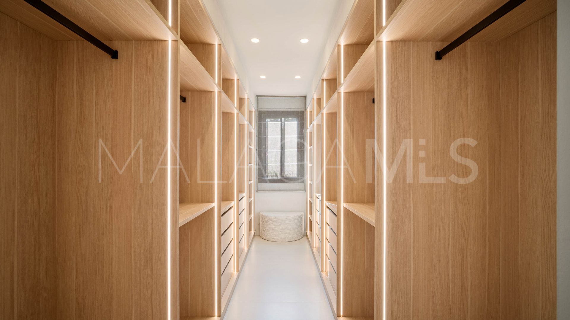 Buy villa in Nueva Andalucia