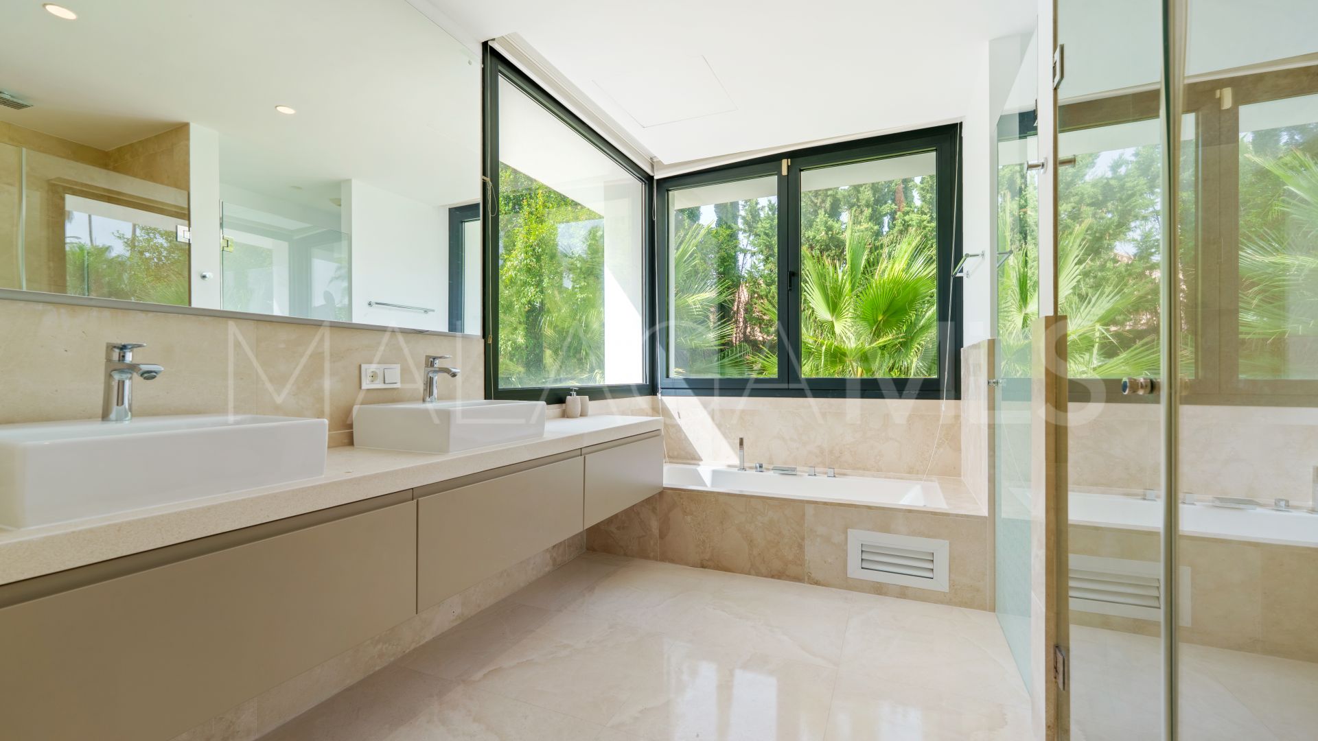 Villa for sale in Nueva Andalucia