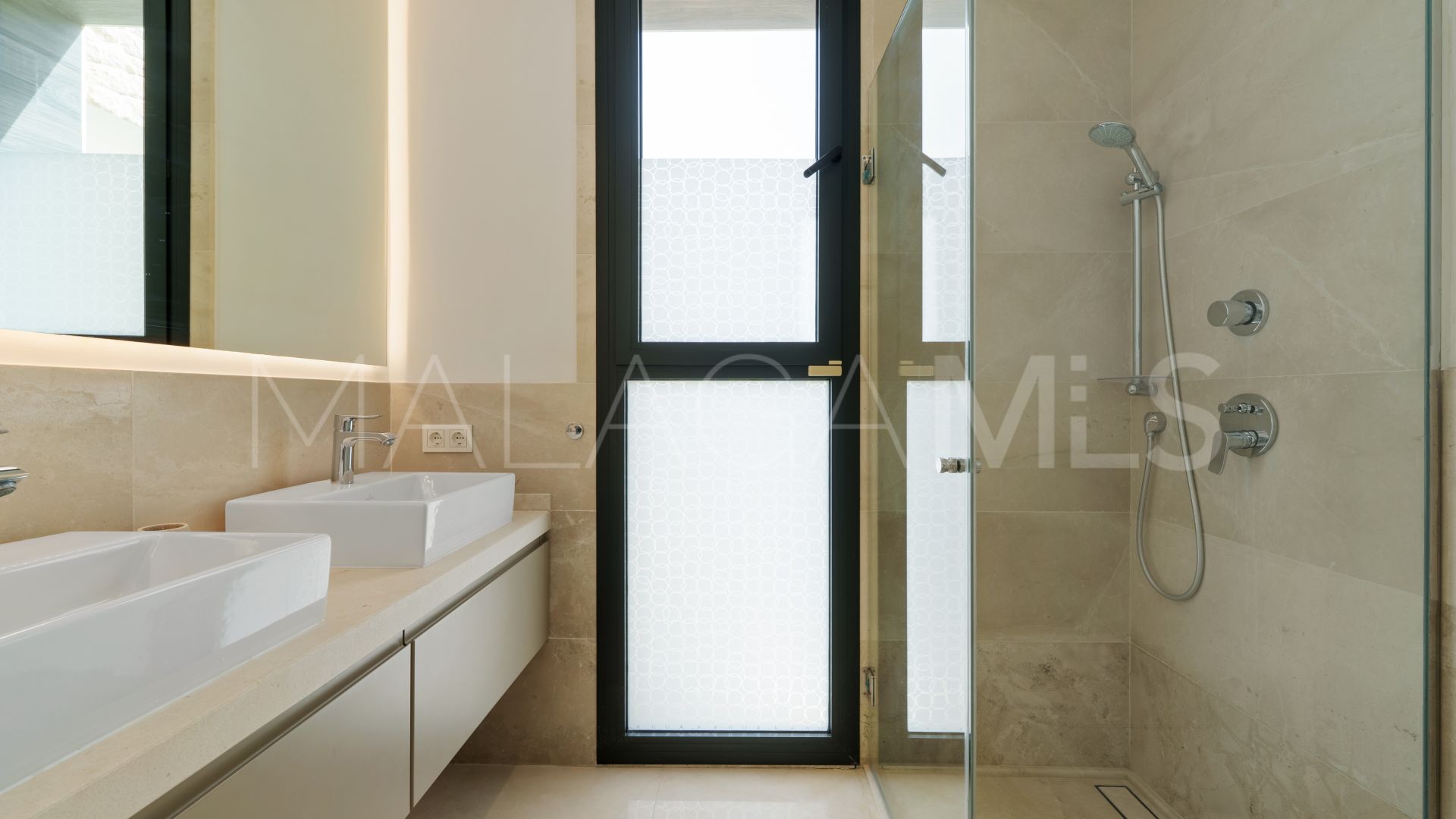 Villa for sale in Nueva Andalucia