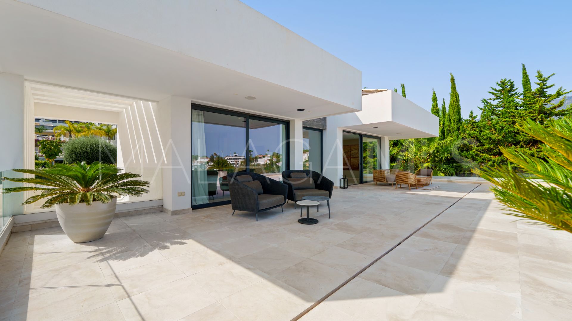 Villa for sale in Nueva Andalucia