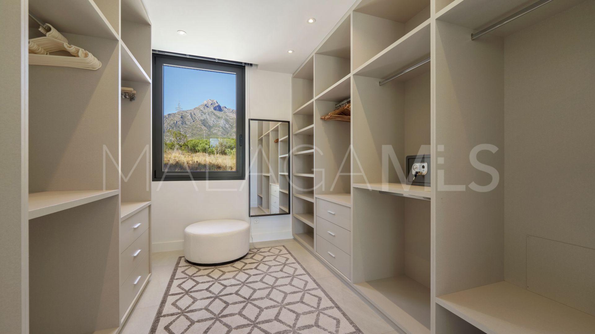Altos de Puente Romano villa for sale