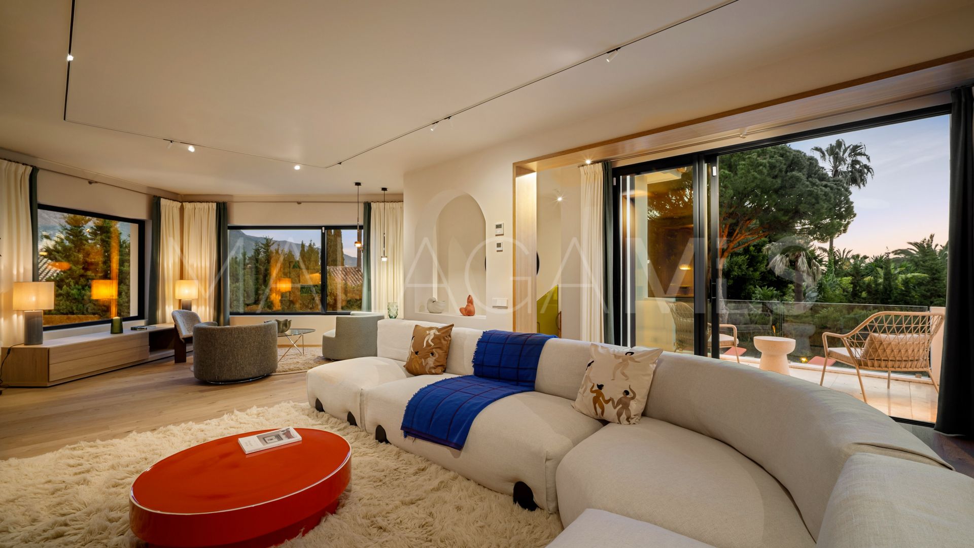 Villa for sale in Nueva Andalucia