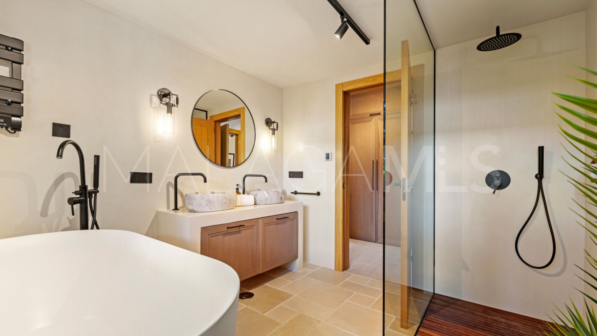 Villa for sale in Nueva Andalucia