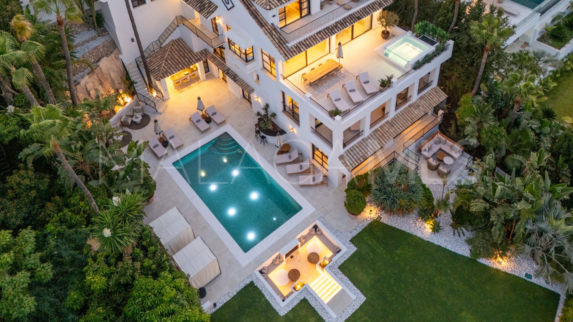 Villa for sale in Nueva Andalucia