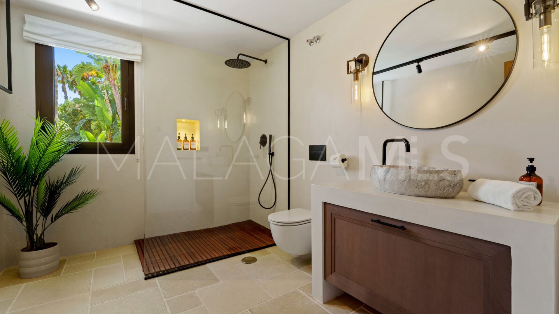 Villa for sale in Nueva Andalucia