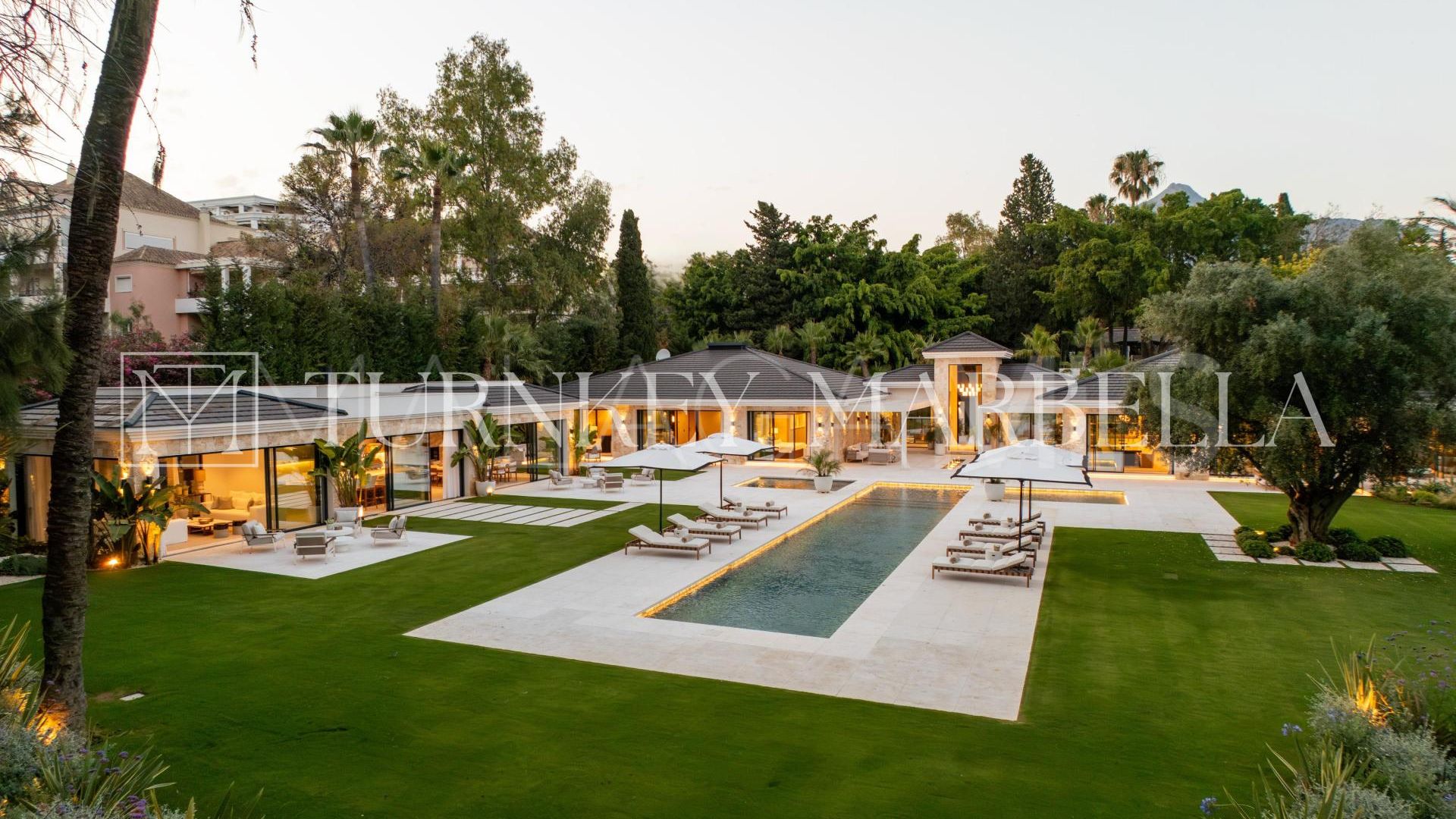 Villa for sale in Nueva Andalucia