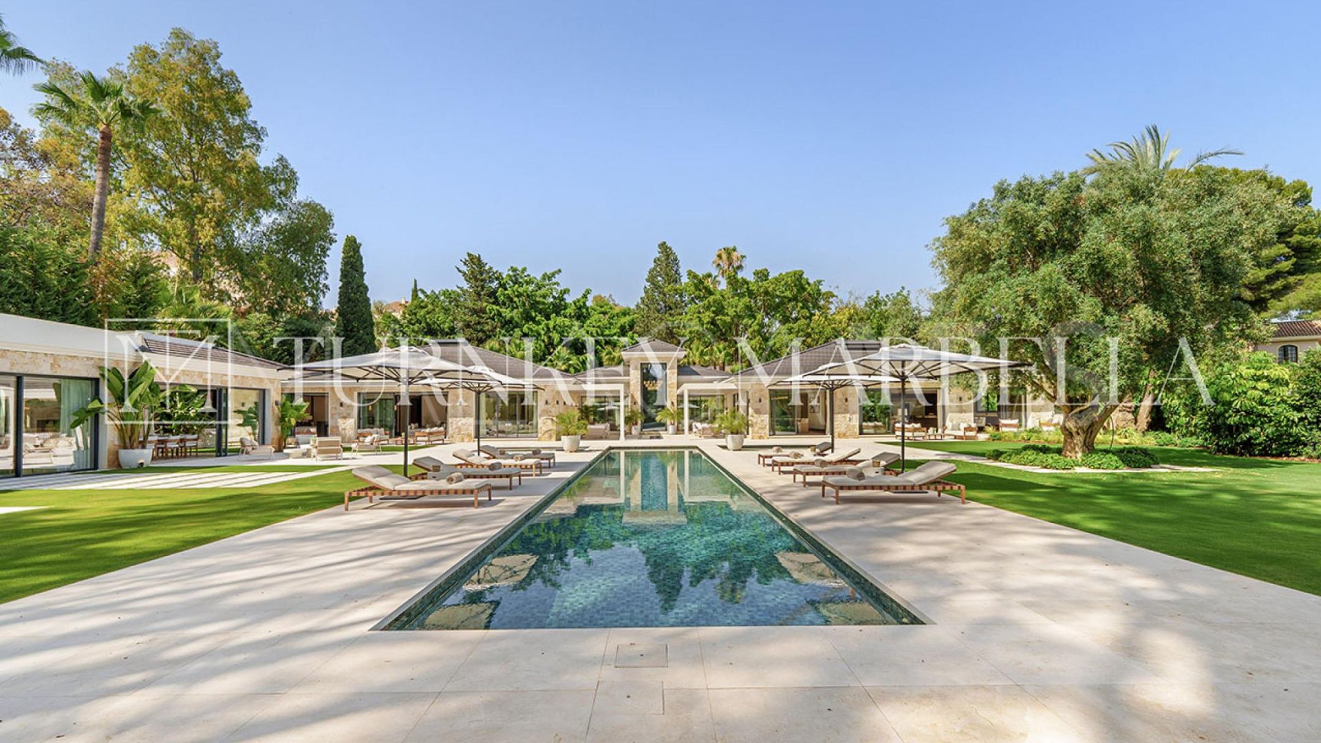 Villa for sale in Nueva Andalucia