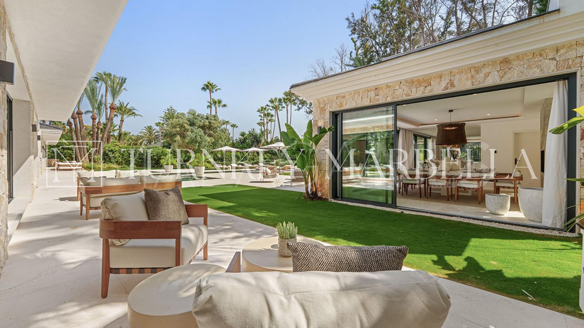 Villa for sale in Nueva Andalucia