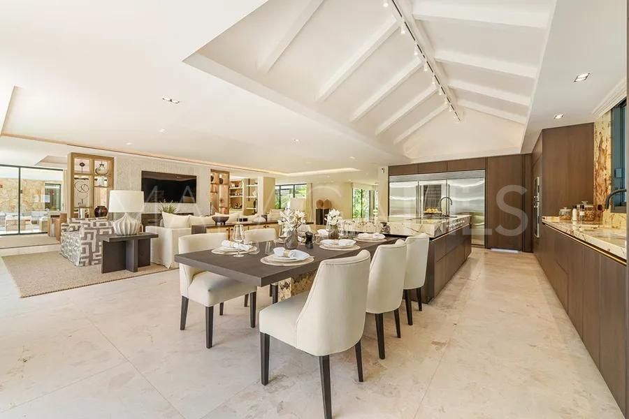 Villa for sale in Nueva Andalucia