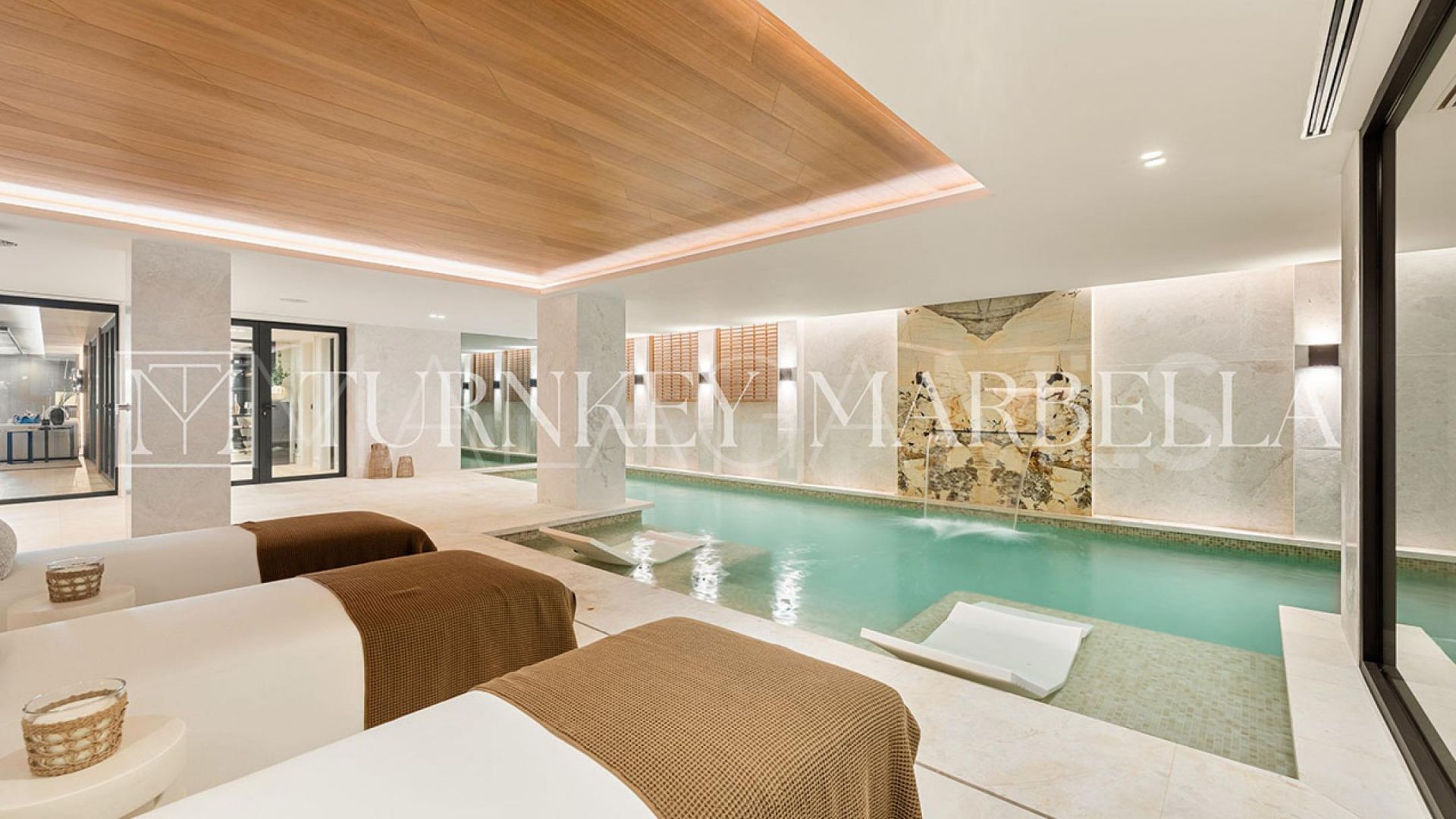 Villa for sale in Nueva Andalucia