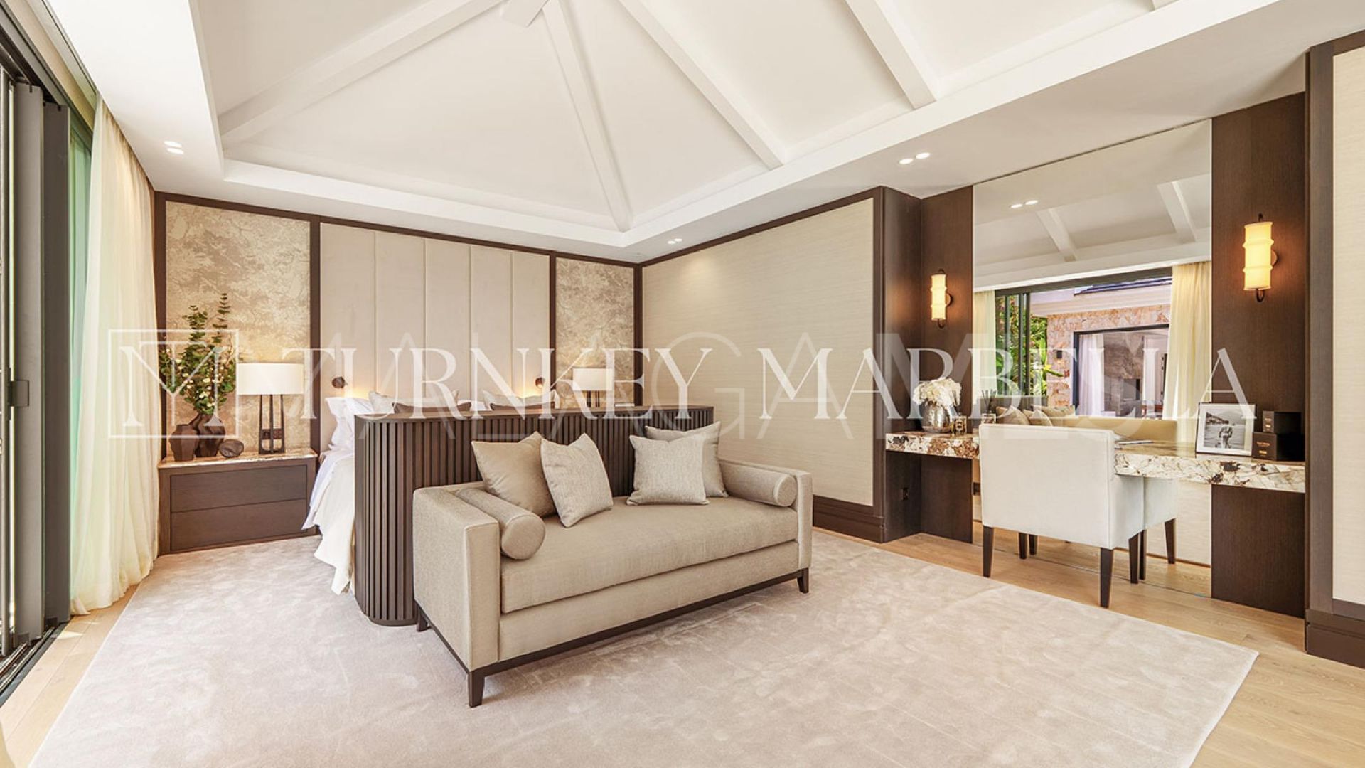 Villa for sale in Nueva Andalucia