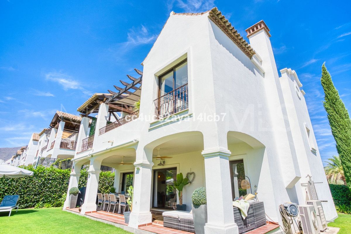 For sale Estepona West villa with 3 bedrooms