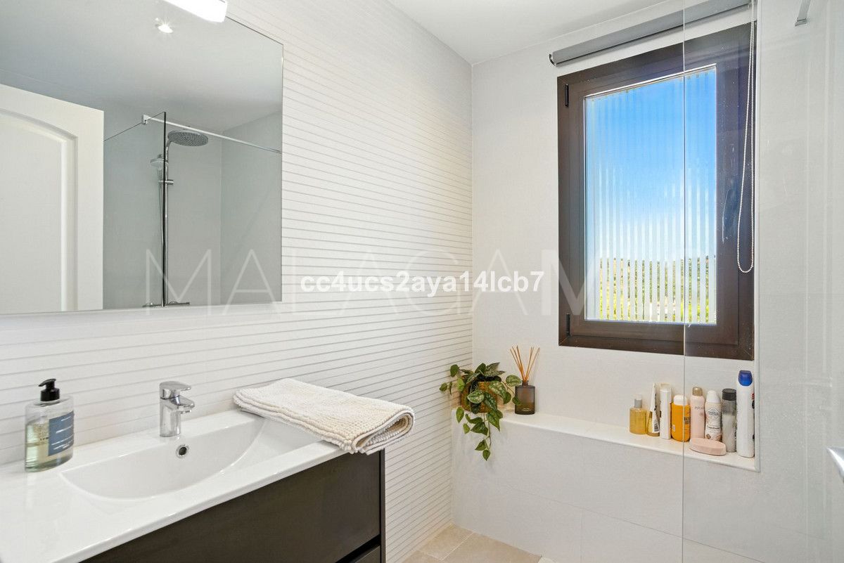 For sale Estepona West villa with 3 bedrooms