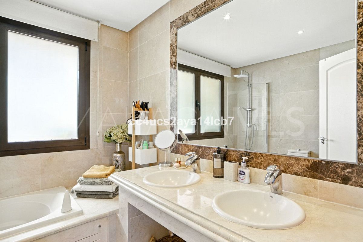 For sale Estepona West villa with 3 bedrooms