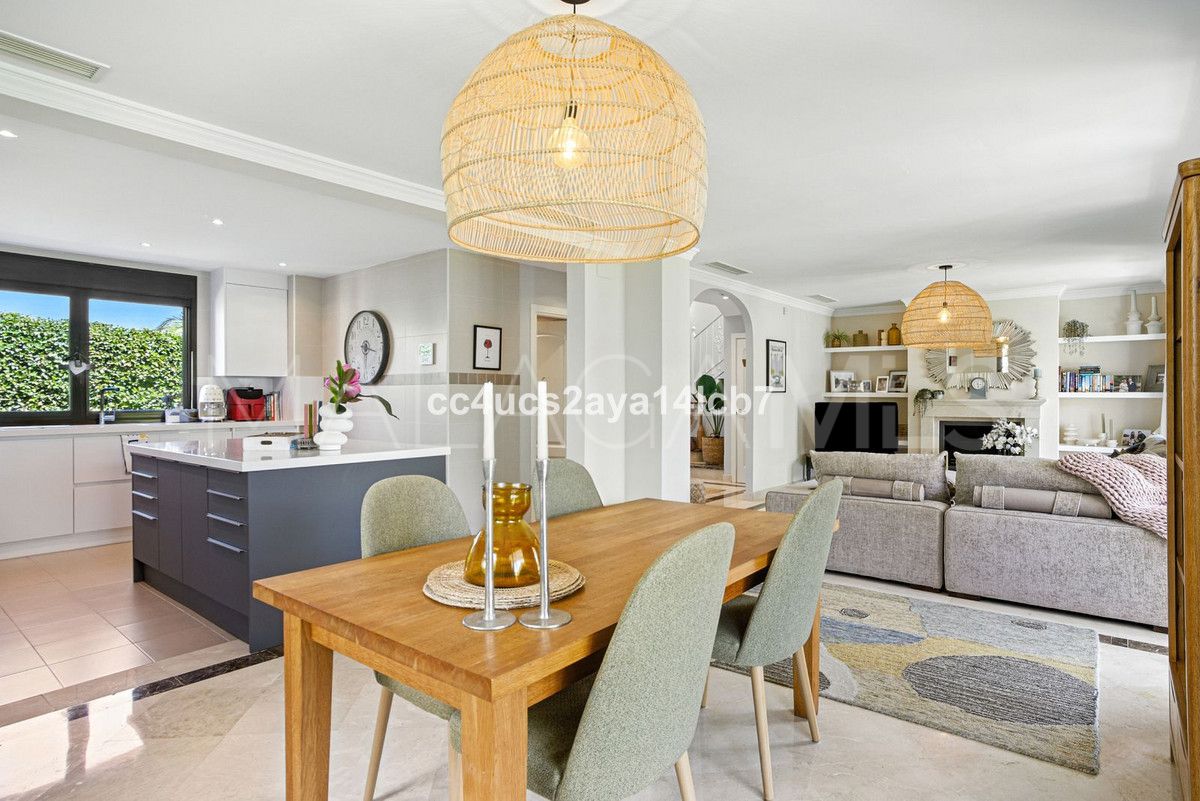 For sale Estepona West villa with 3 bedrooms