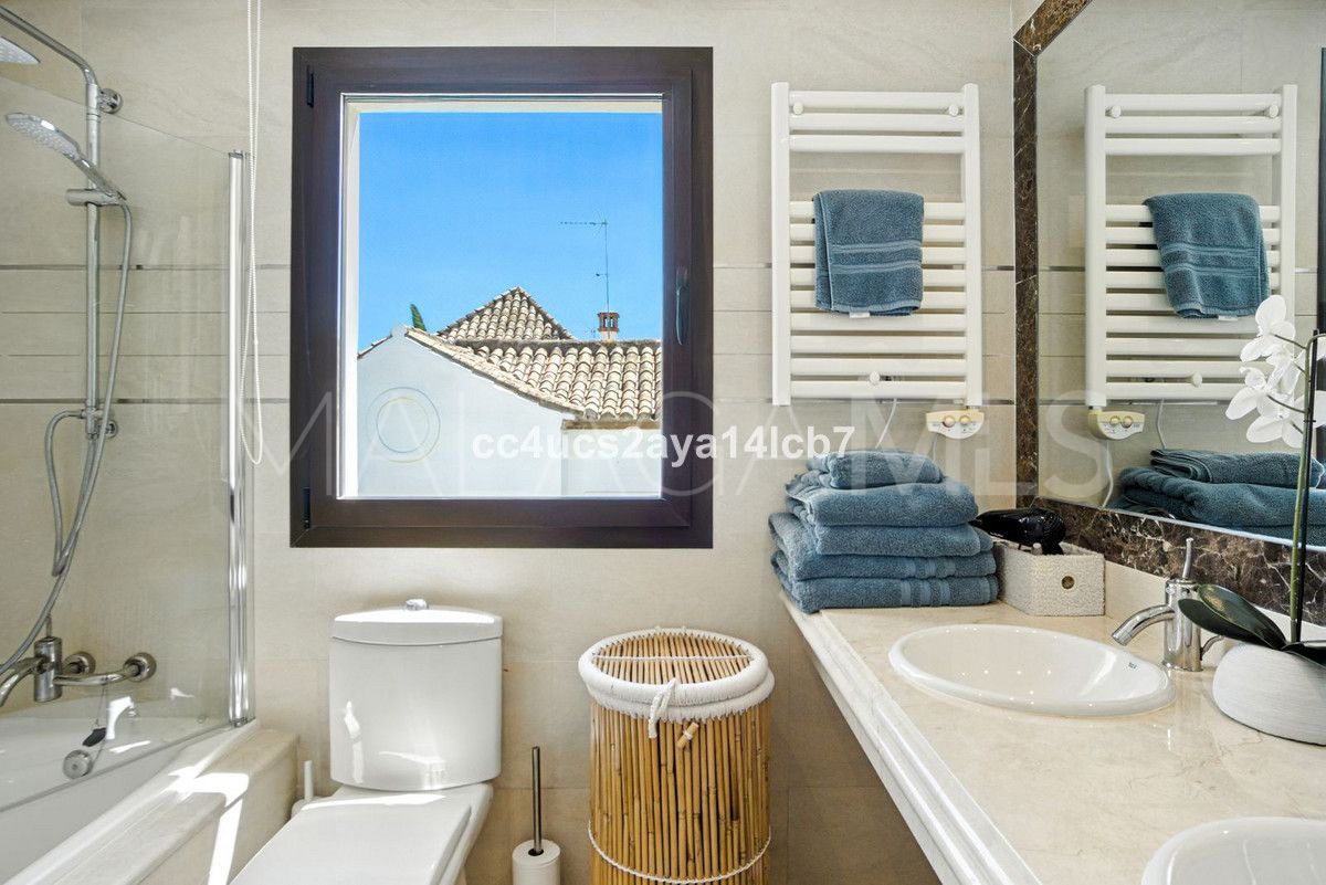For sale Estepona West villa with 3 bedrooms