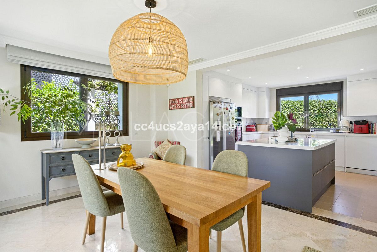 For sale Estepona West villa with 3 bedrooms