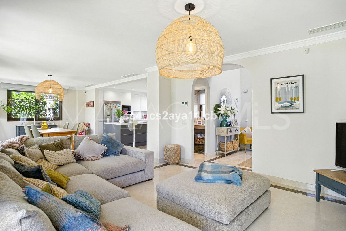 For sale Estepona West villa with 3 bedrooms