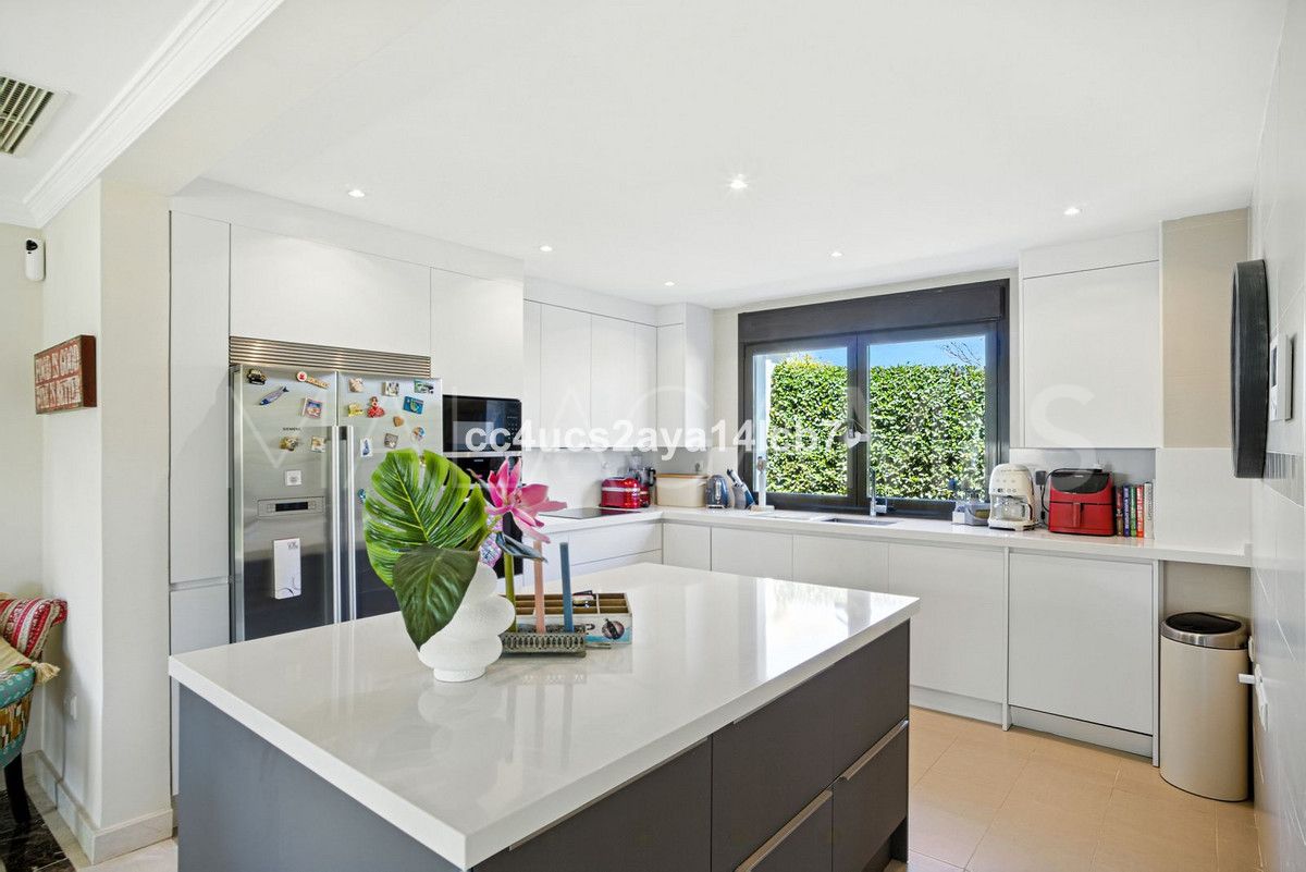 For sale Estepona West villa with 3 bedrooms