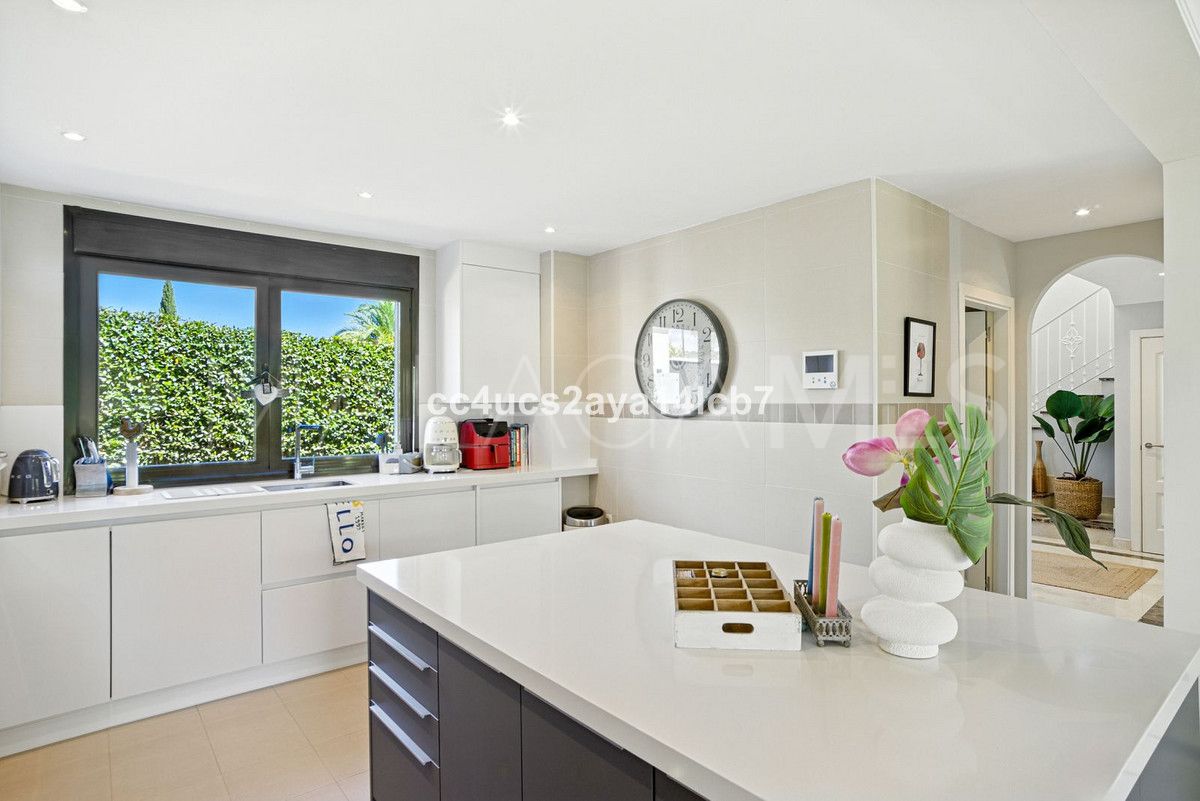 For sale Estepona West villa with 3 bedrooms