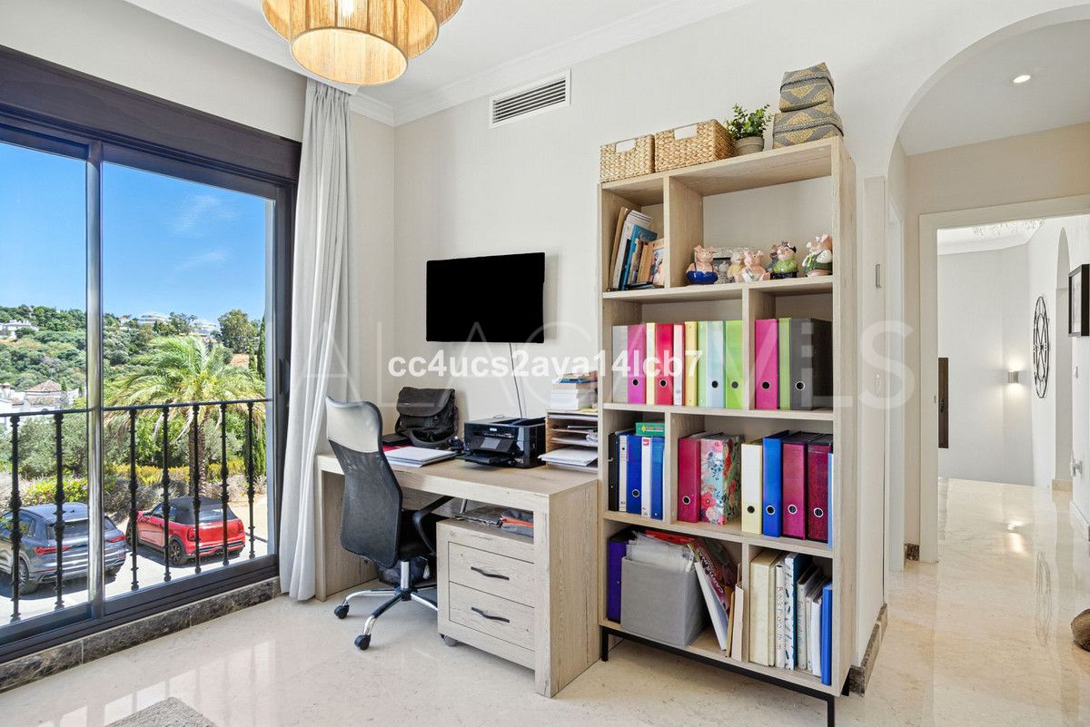 For sale Estepona West villa with 3 bedrooms