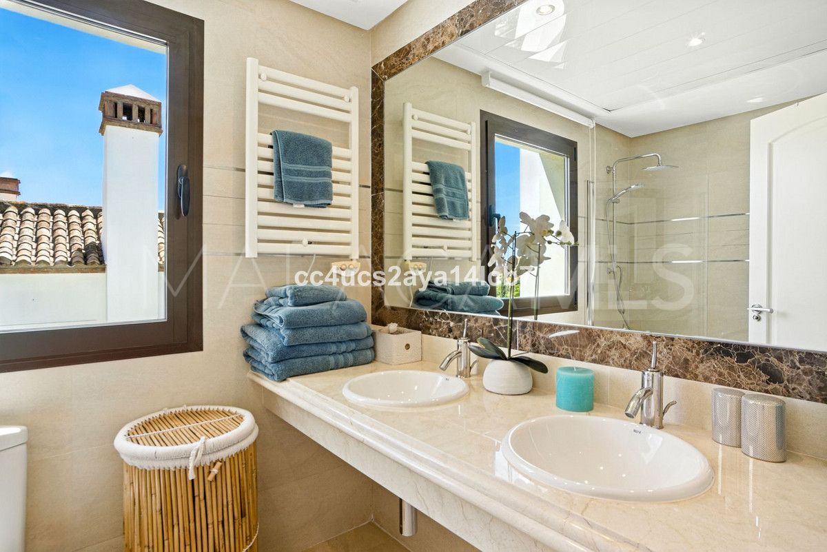For sale Estepona West villa with 3 bedrooms