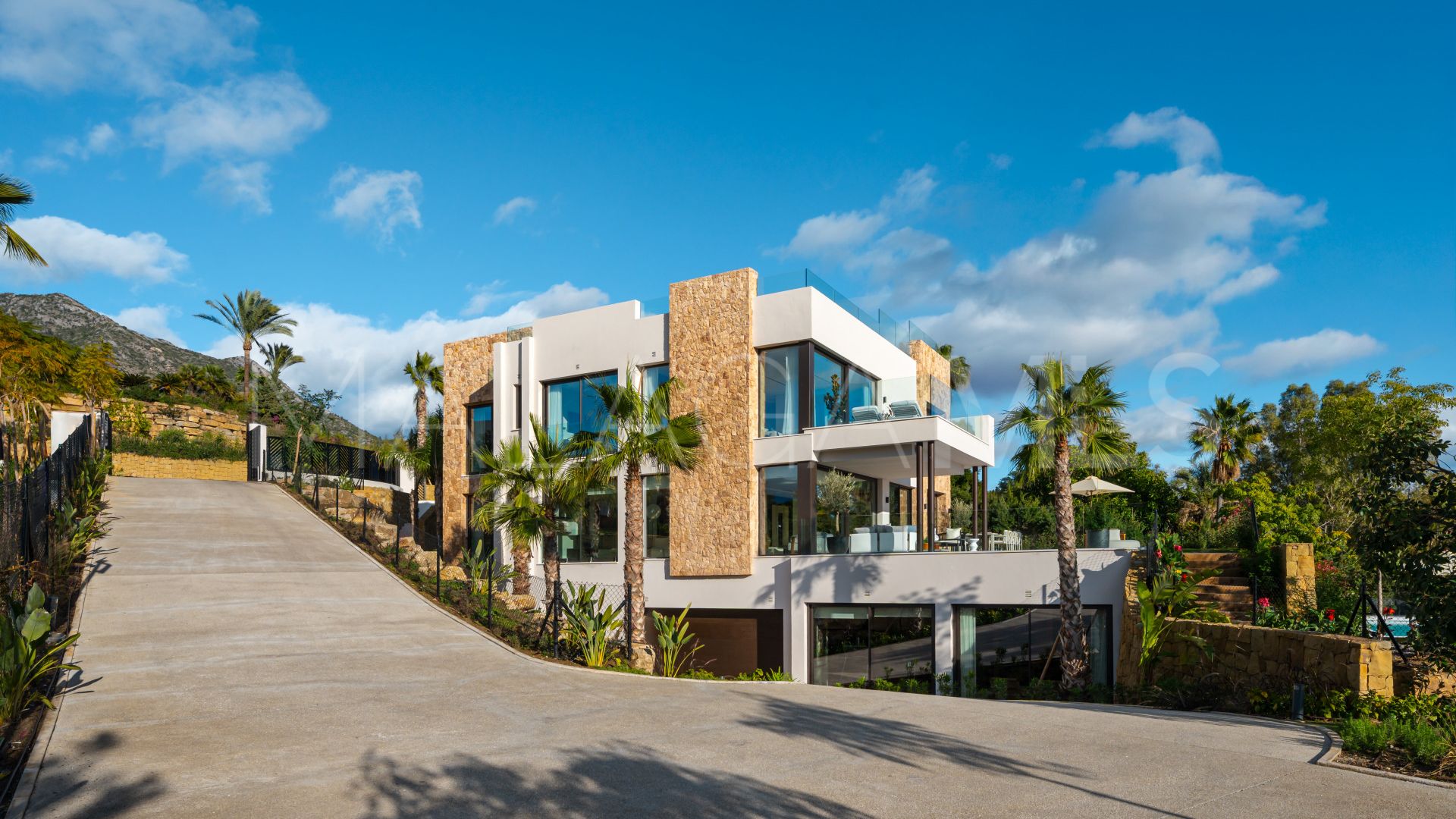 Villa for sale in Marbella Hill Club with 5 bedrooms