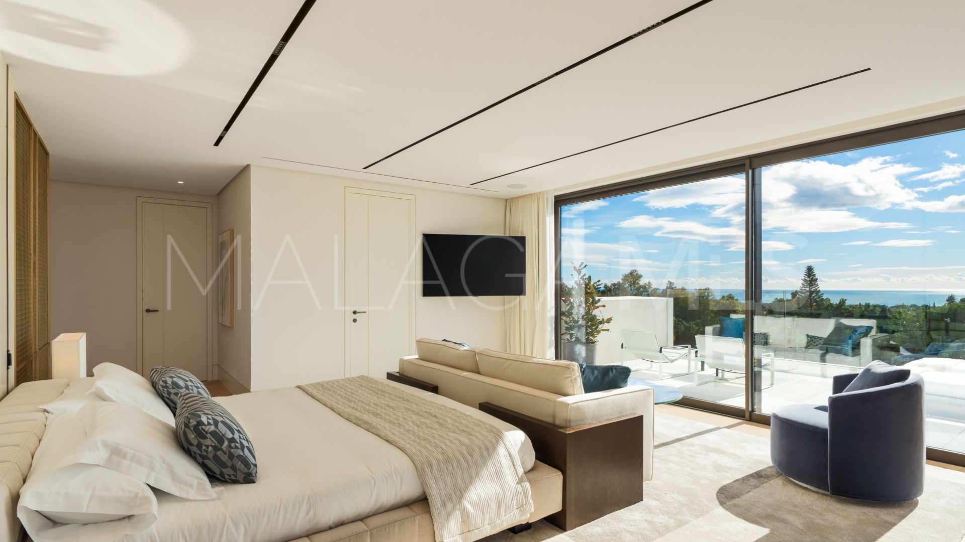 Villa for sale in Marbella Hill Club with 5 bedrooms