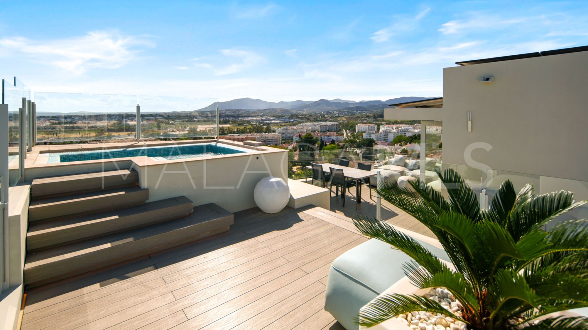 Villa for sale in Nueva Andalucia