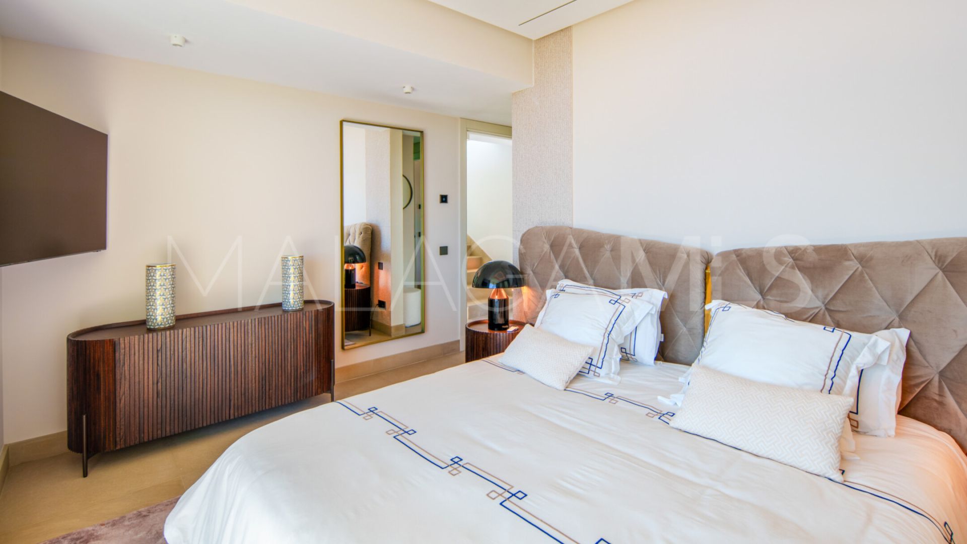 Villa for sale in Nueva Andalucia